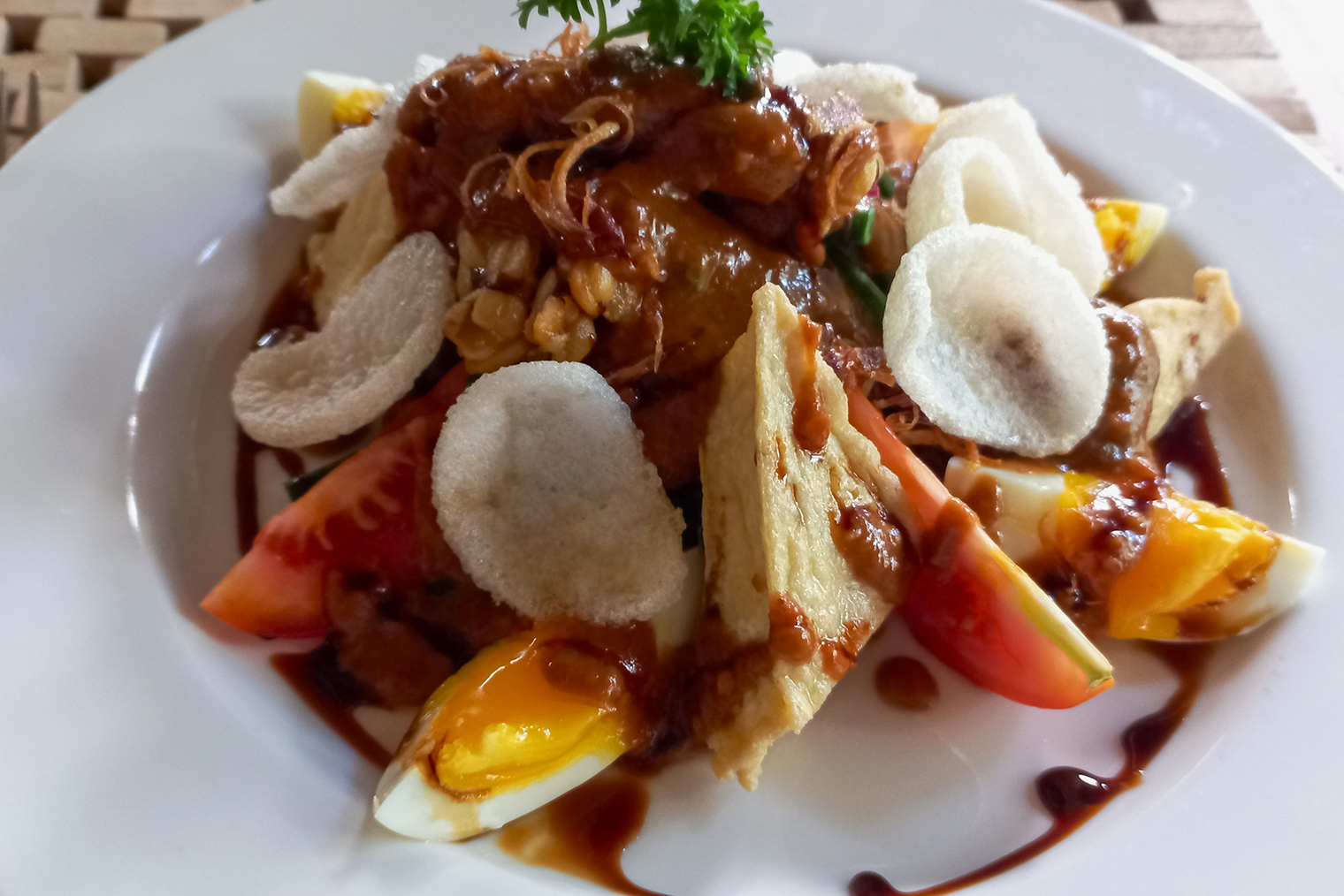 В гадо-гадо еще добавляют крупук — рисовые или креветочные чипсы. © Дарина Устич