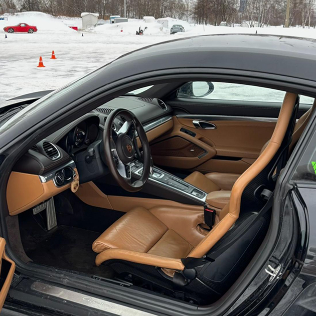 Н. учился дрифту на Porsche Cayman