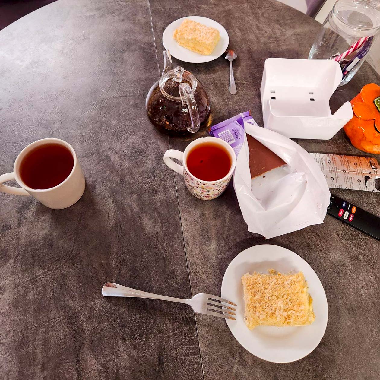 Чай и сладкое после улицы