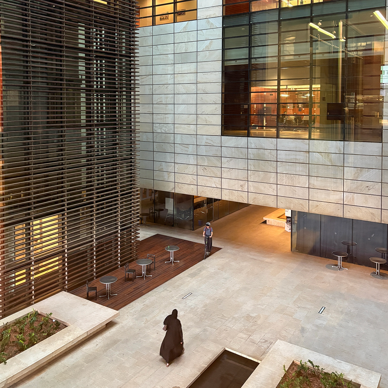 Четыре основных лабораторных здания выглядят абсолютно одинаково. С ходу даже нельзя угадать, какой из внутренних дворов на фото