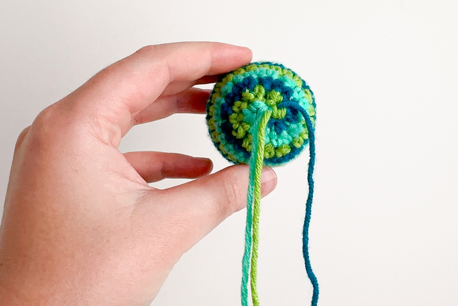 После завязывания отверстие полностью затянулось