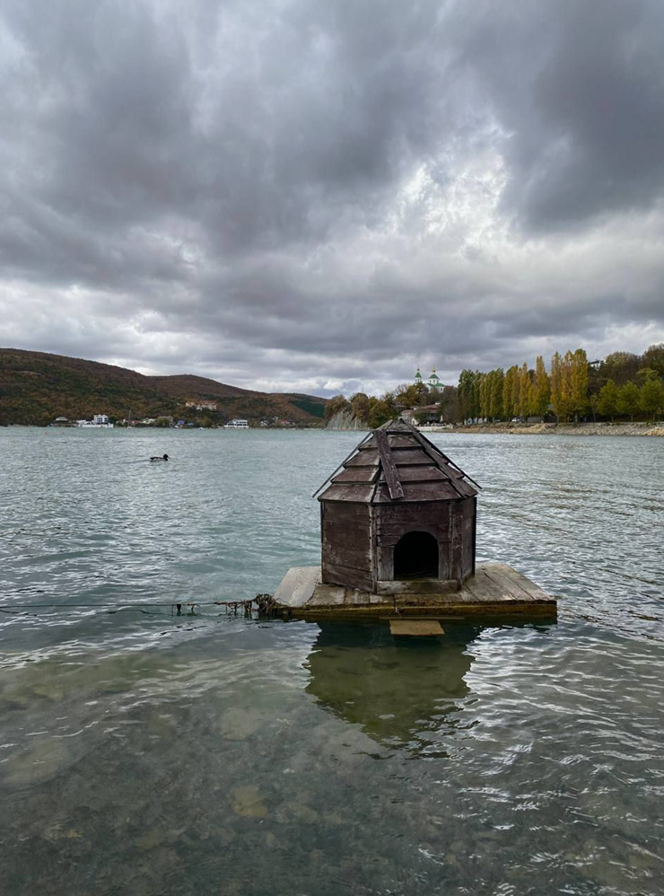 На озере есть домики для уток