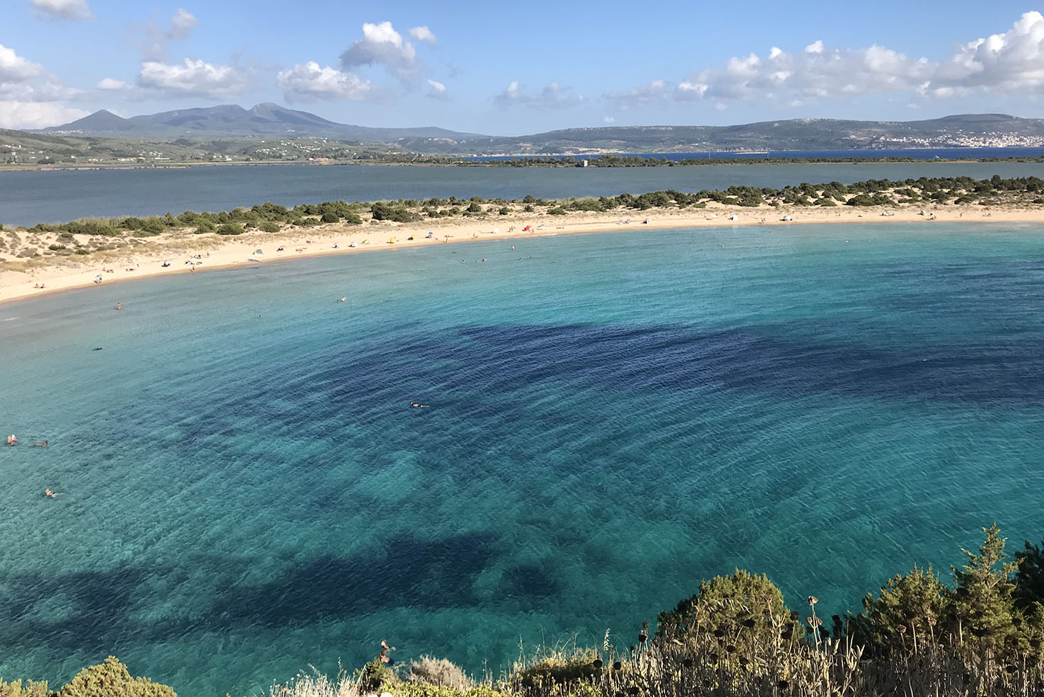 В Грецию едут за отдыхом на пляжах с чистейшей бирюзовой водой