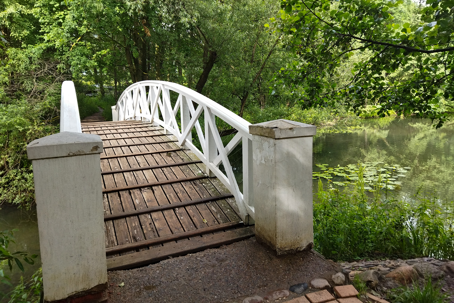 Горбатый мостик через речку в дальней части парка