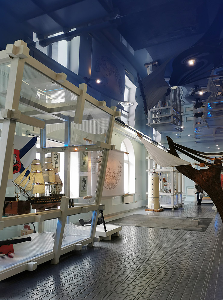 Выставочный зал Северного морского музея похож на декорации к фильму о море