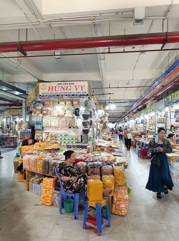 На вьетнамских рынках редко бывают ценники на товарах — для иностранцев продавцы пишут цены в калькуляторе или показывают купюрами