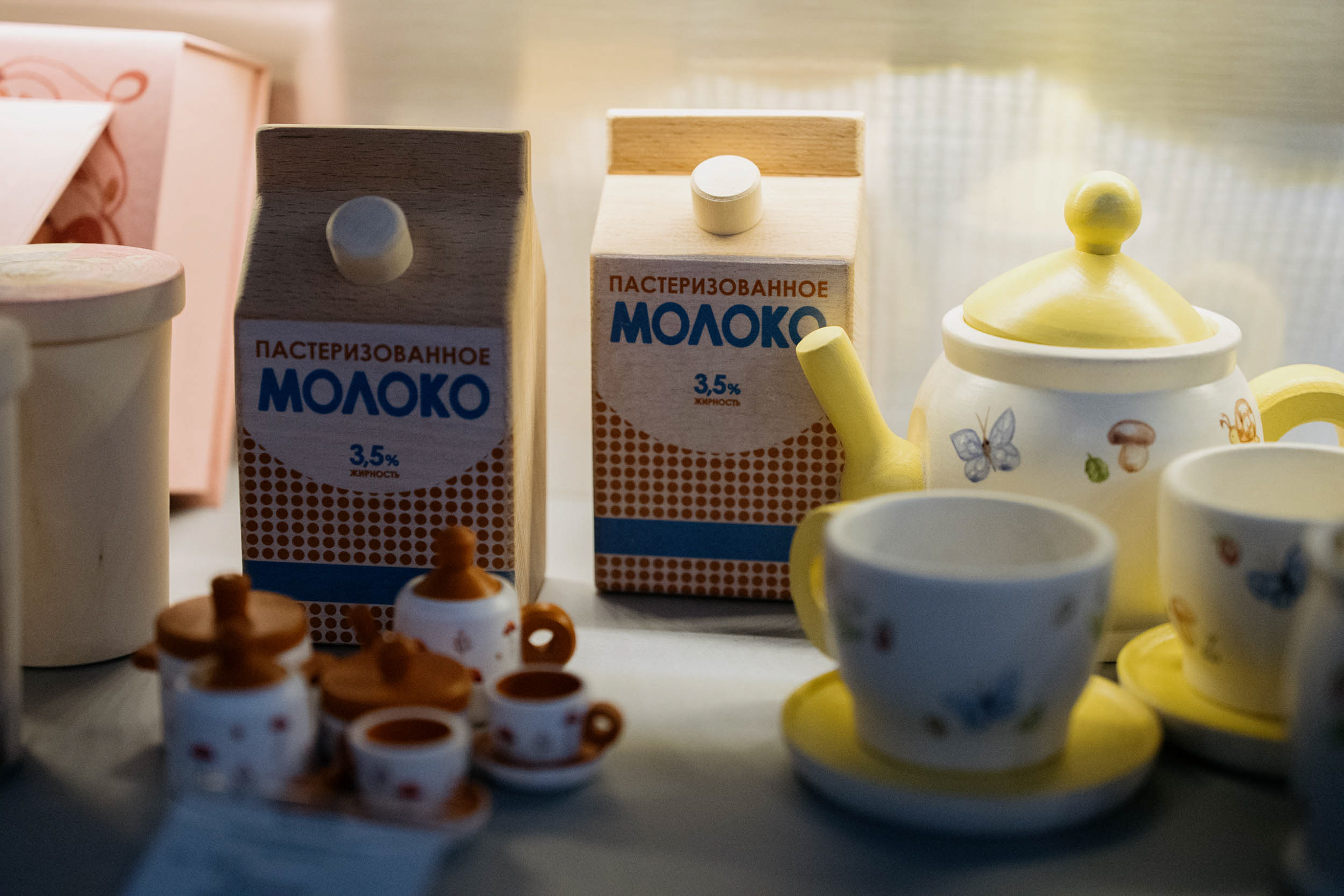 Например, в павильоне можно купить милую игрушечную посуду