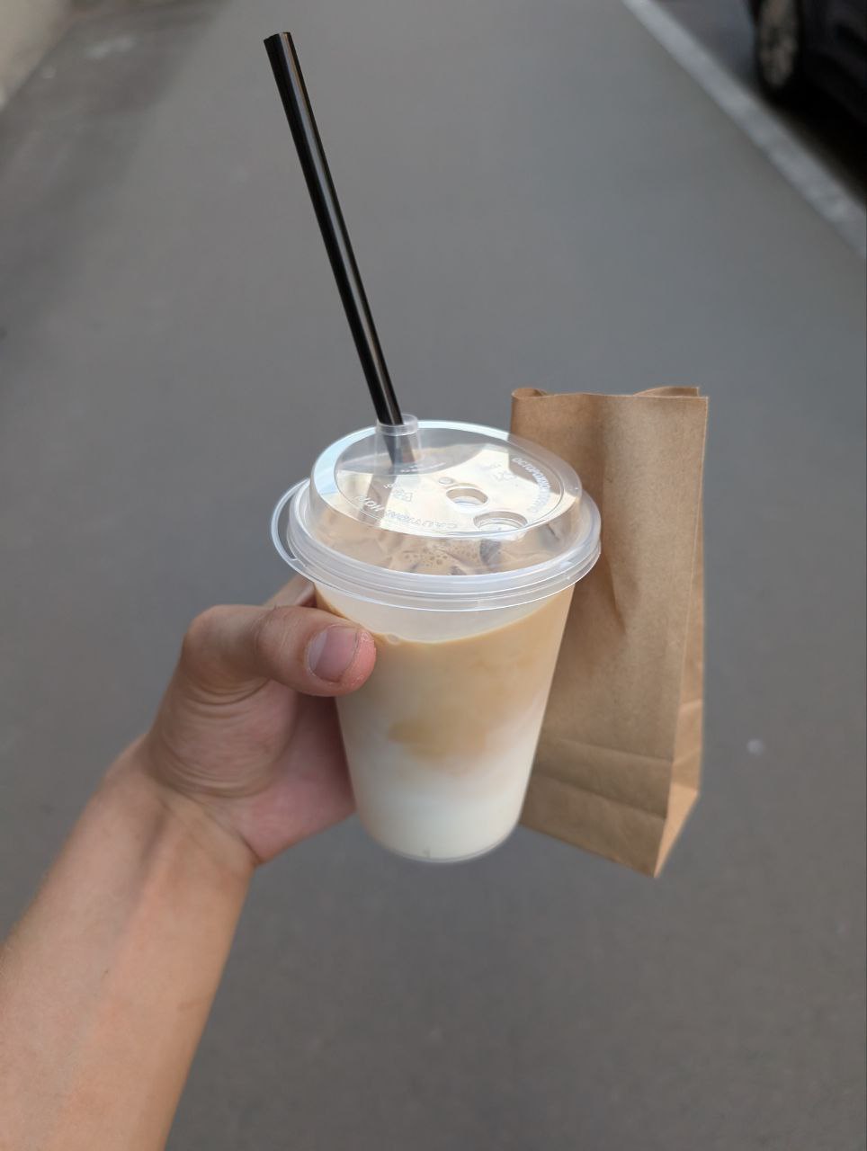 Айс-латте и десерт