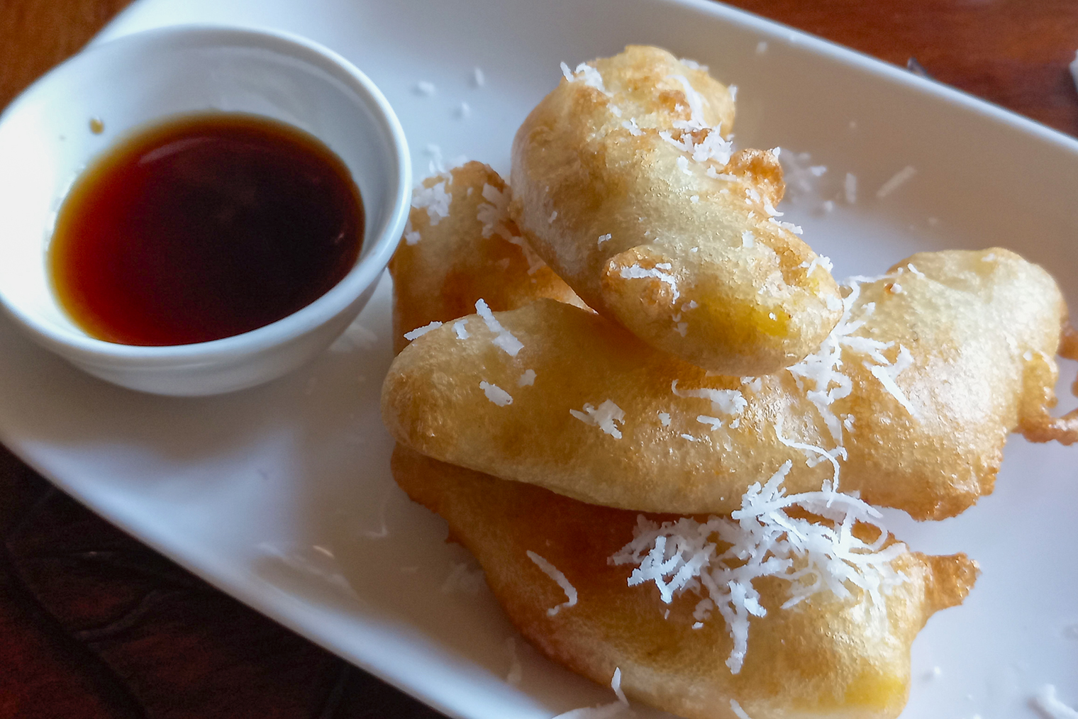 К писанг горенгу могут подать шоколадный соус. © Дарина Устич