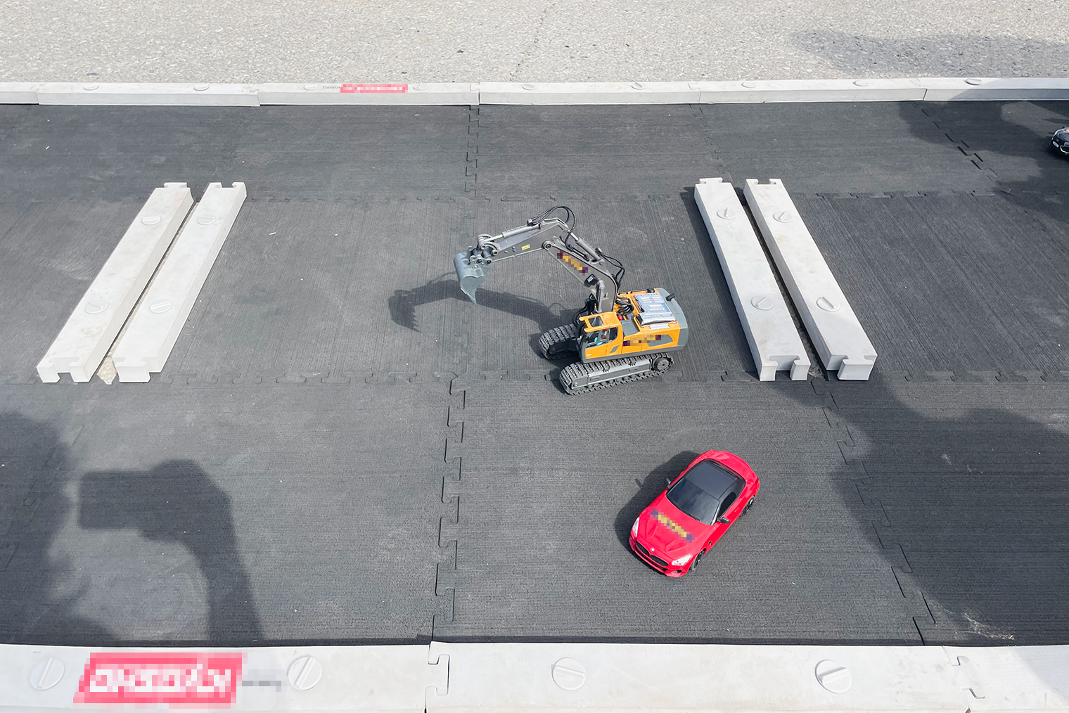 Сын управляет маленьким трактором, а дочь — легковушкой. Восторг!