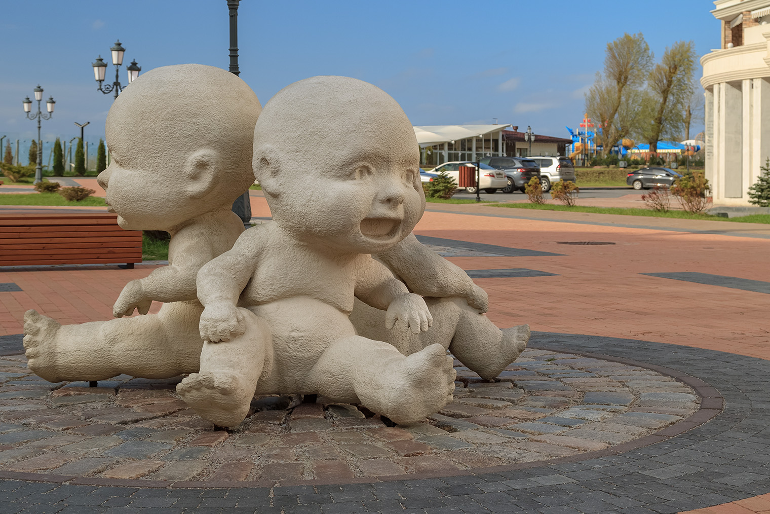 Сидящие пупсы высотой примерно с пятилетнего ребенка. Фотография: altroverita / Shutterstock / FOTODOM