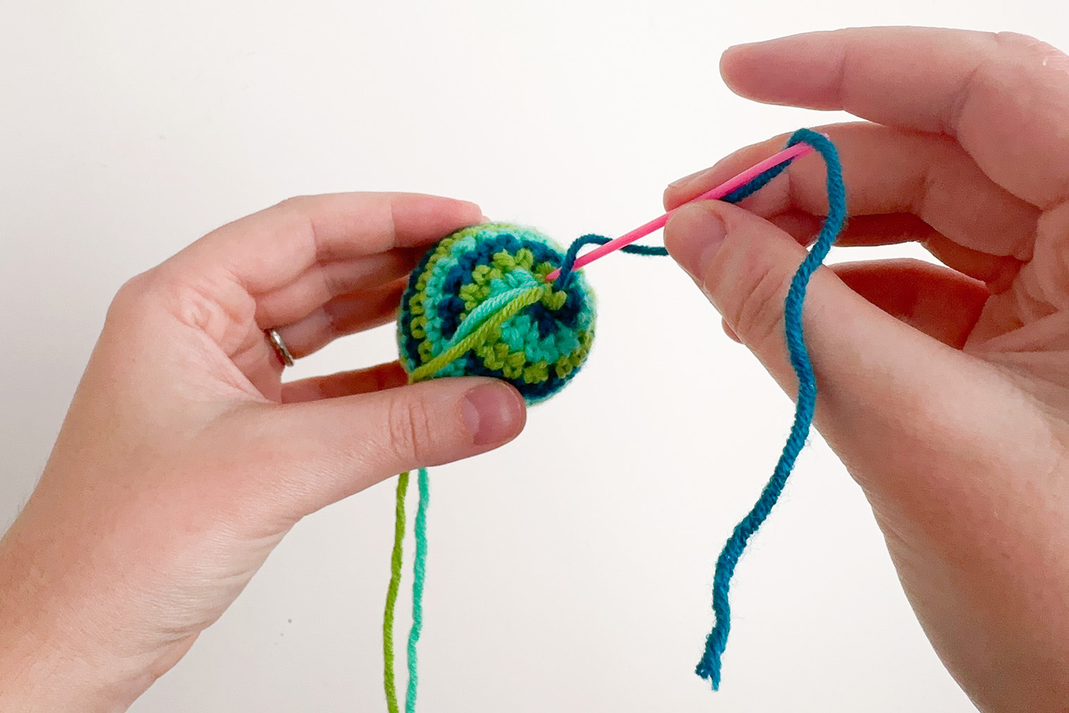 Протягиваем иглу с каждой нитью сквозь яйцо, чтобы спрятать кончики