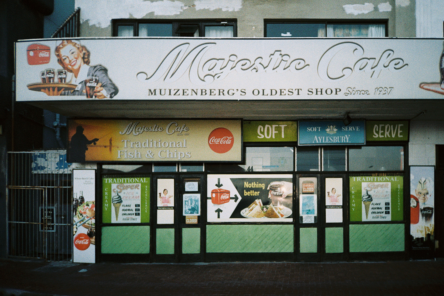 Вывеска гласит, что Majestic Cafe открыли в 1937 году. Зайти внутрь стоит хотя бы ради коллекции винтажных бутылок из⁠-⁠под кока⁠-⁠колы