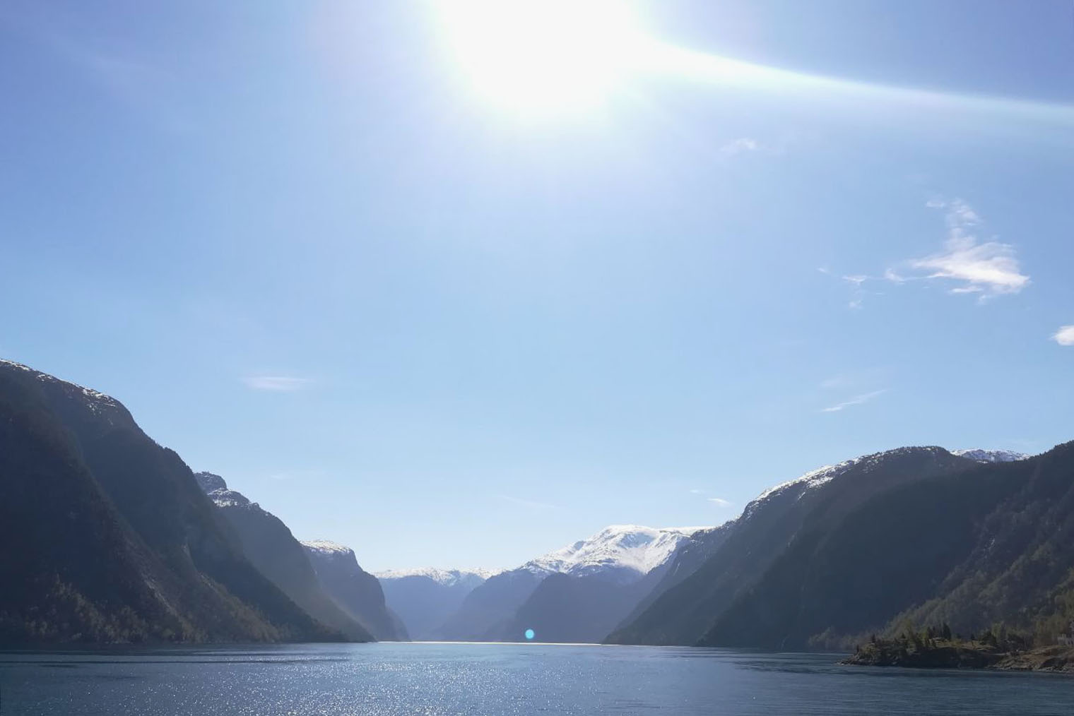 А за красотой северной природы отправляются в Норвегию. Например, к Согнефьорду — самому большому фьорду Европы протяженностью 204 км