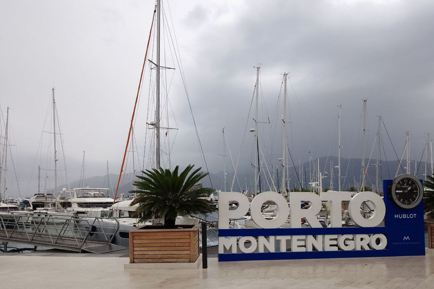 В Porto Montenegro было приятно прогуляться среди яхт