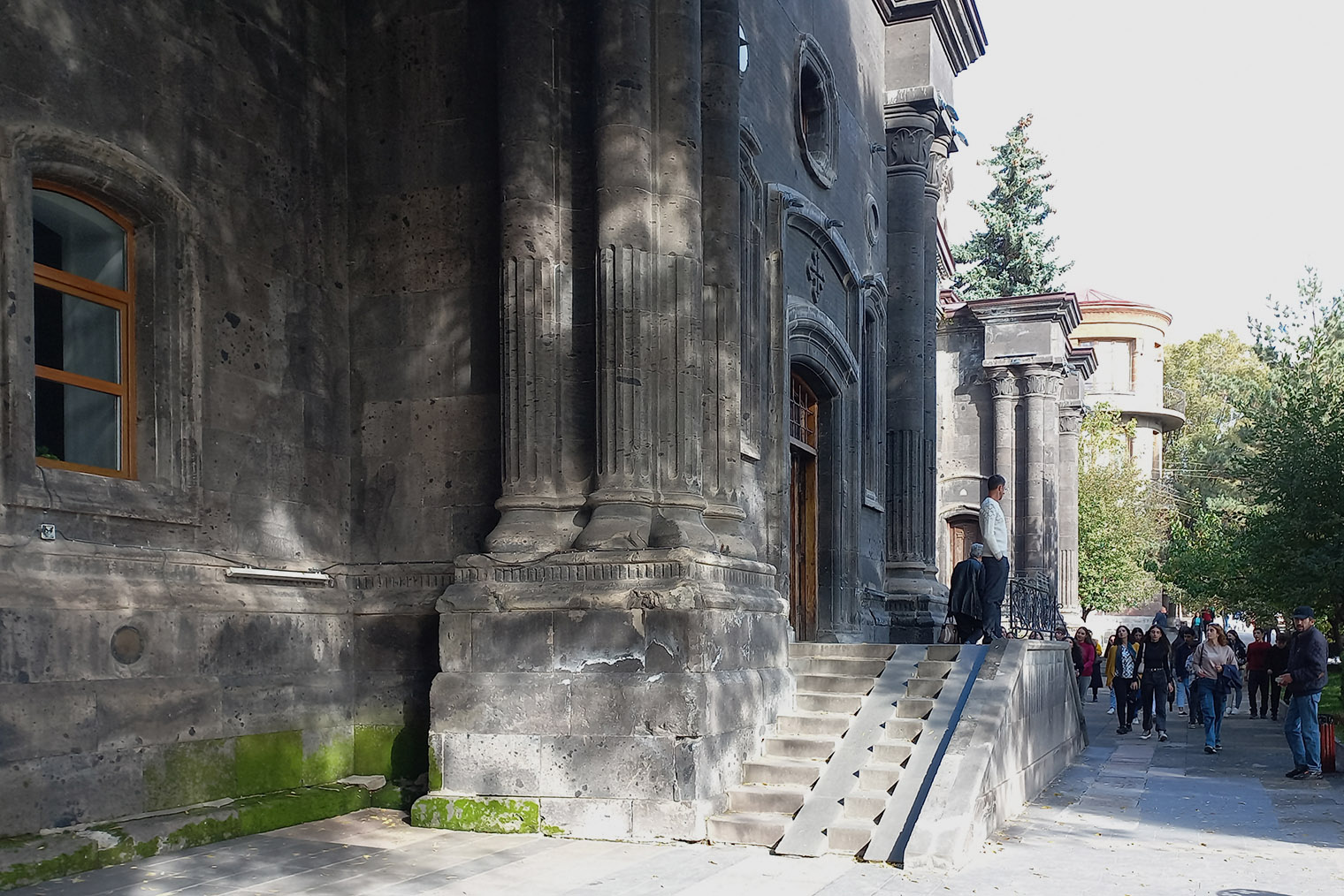 Название церкви «Йот Верк» переводится с армянского как «семь ран»
