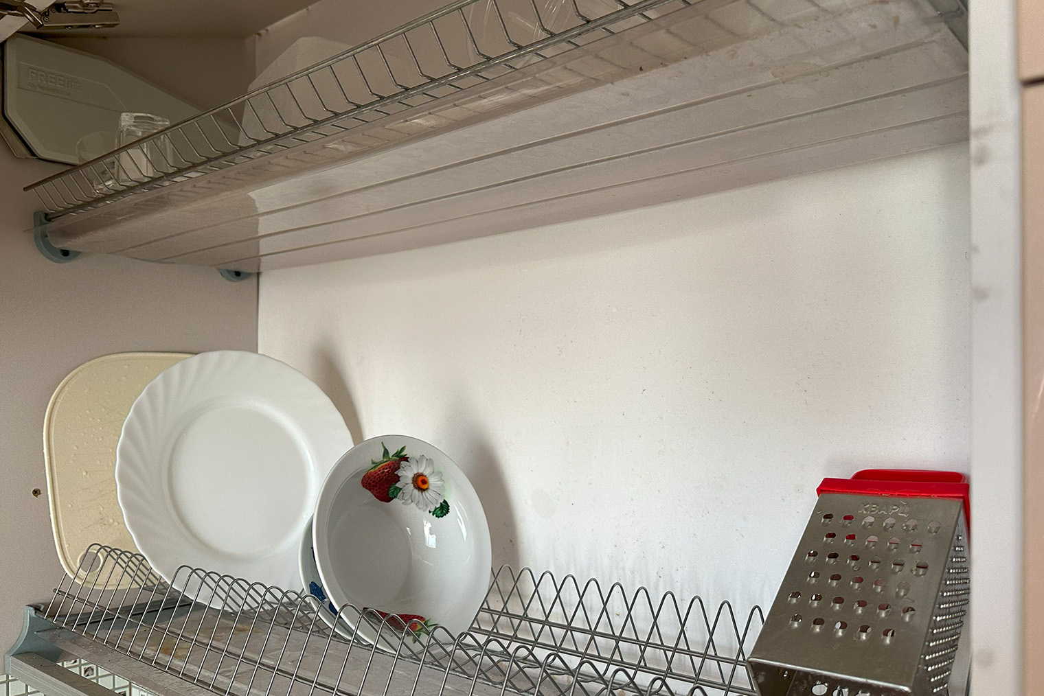 Во многих квартирах было очень мало посуды. Иногда ее с трудом хватало даже для двоих