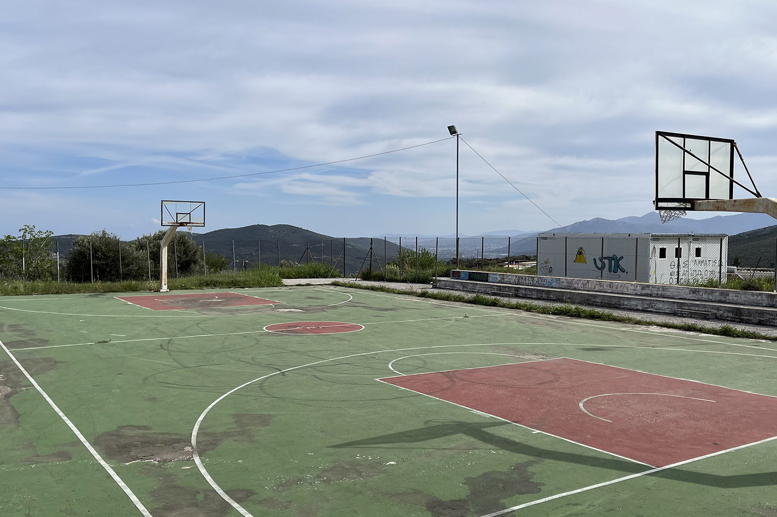 Баскетбольная площадка у нас в Грамматико