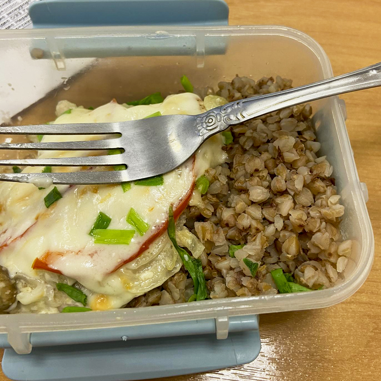 Так как не завтракал, сегодня ранний обед — гречка с мясом