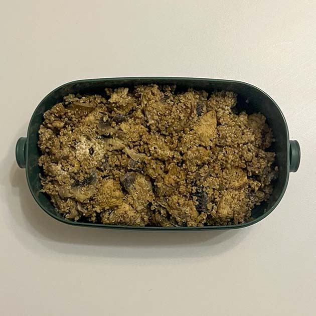 Сегодня ем порцию киноа с курицей и грибами, которую оставила в холодильнике вчера