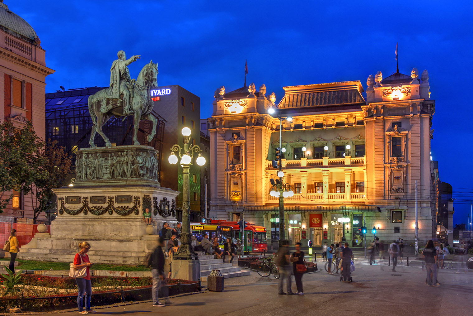 Здание театра Белграда с подсветкой. Фотография: Mihai-Bogdan Lazar / Shutterstock