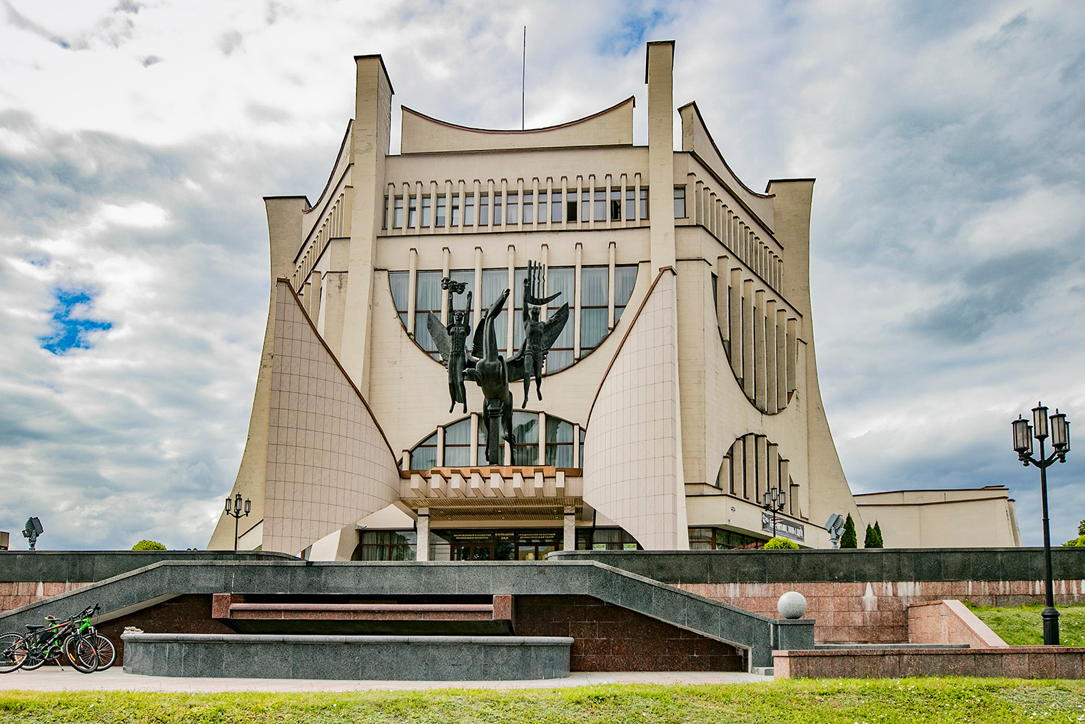 Здание драмтеатра расположено напротив бывшего мужского бернардинского монастыря. Прежде на его месте находился женский монастырь того же ордена. © Olga Nikanovich / Shutterstock / FOTODOM