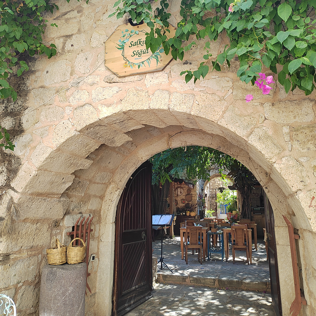 Поклонники фильма наверняка вспомнят эту вывеску над входом в кафе