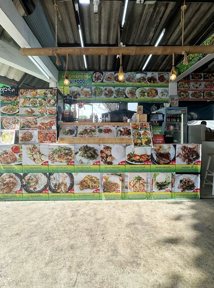 Отдел с тайской едой на ночном рынке: очень дешево и вкусно