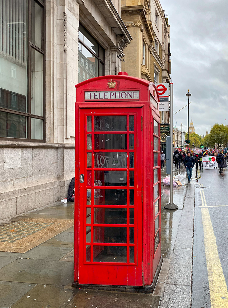 Одна из ассоциаций с Лондоном — красная телефонная будка