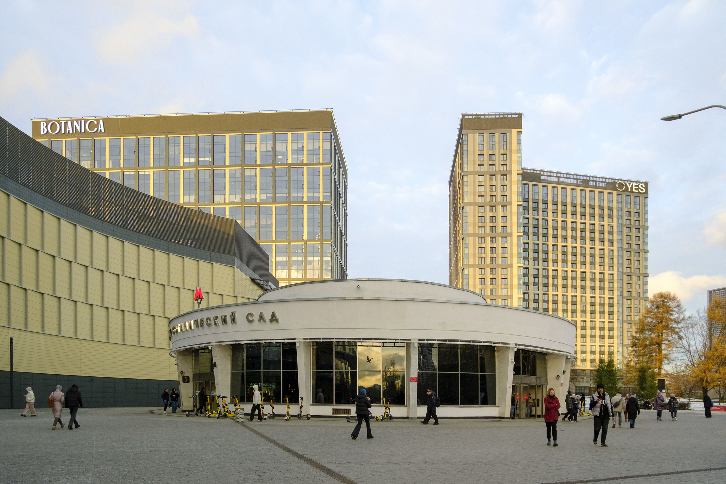 Хотя мне и нравится фуд-холл в «Ботанике», я отношусь к самому торговому центру прохладно: слишком уж плотно он встал к павильону метро «Ботанический сад», чем лишил его очарования советского конструктивизма