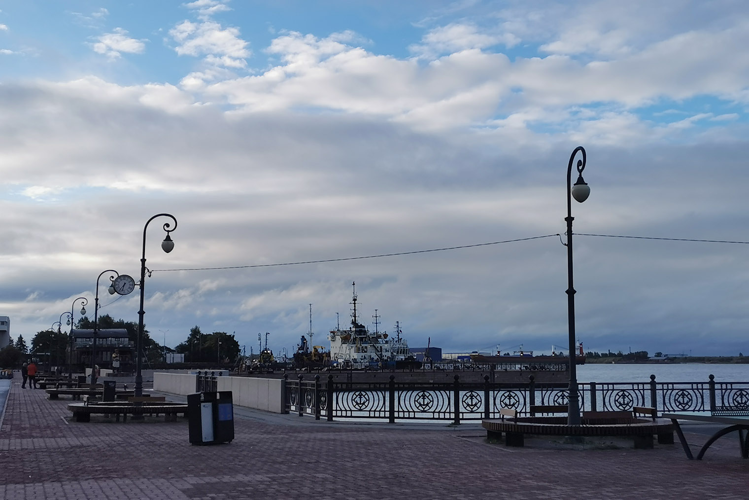 Набережная в Архангельске длинная и широкая, с красивым видом — как будто специально создана для занятий спортом. В конце поездки я отважилась выйти на пробежку
