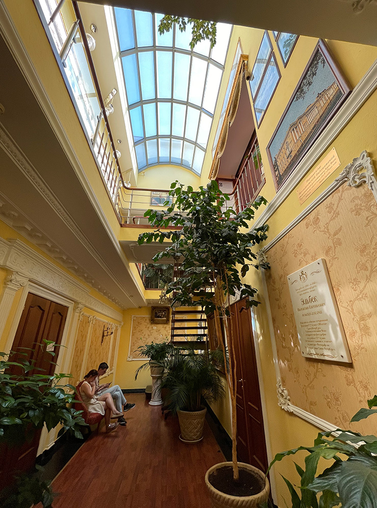 Музей занимает три уровня, и каждый из них щедро уставлен огромными комнатными растениями. Вкупе с желто⁠-⁠белыми стенами это создает ощущение богемного салона начала прошлого века