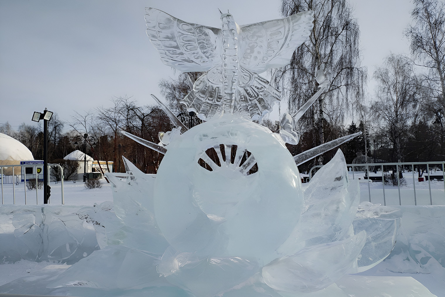 Каждую зиму на площади устанавливают скульптуры изо льда