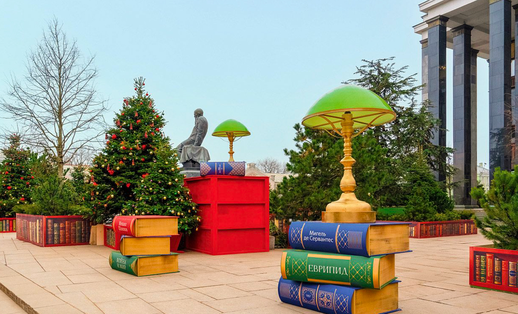 Гигантские книги у Российской государственной библиотеки