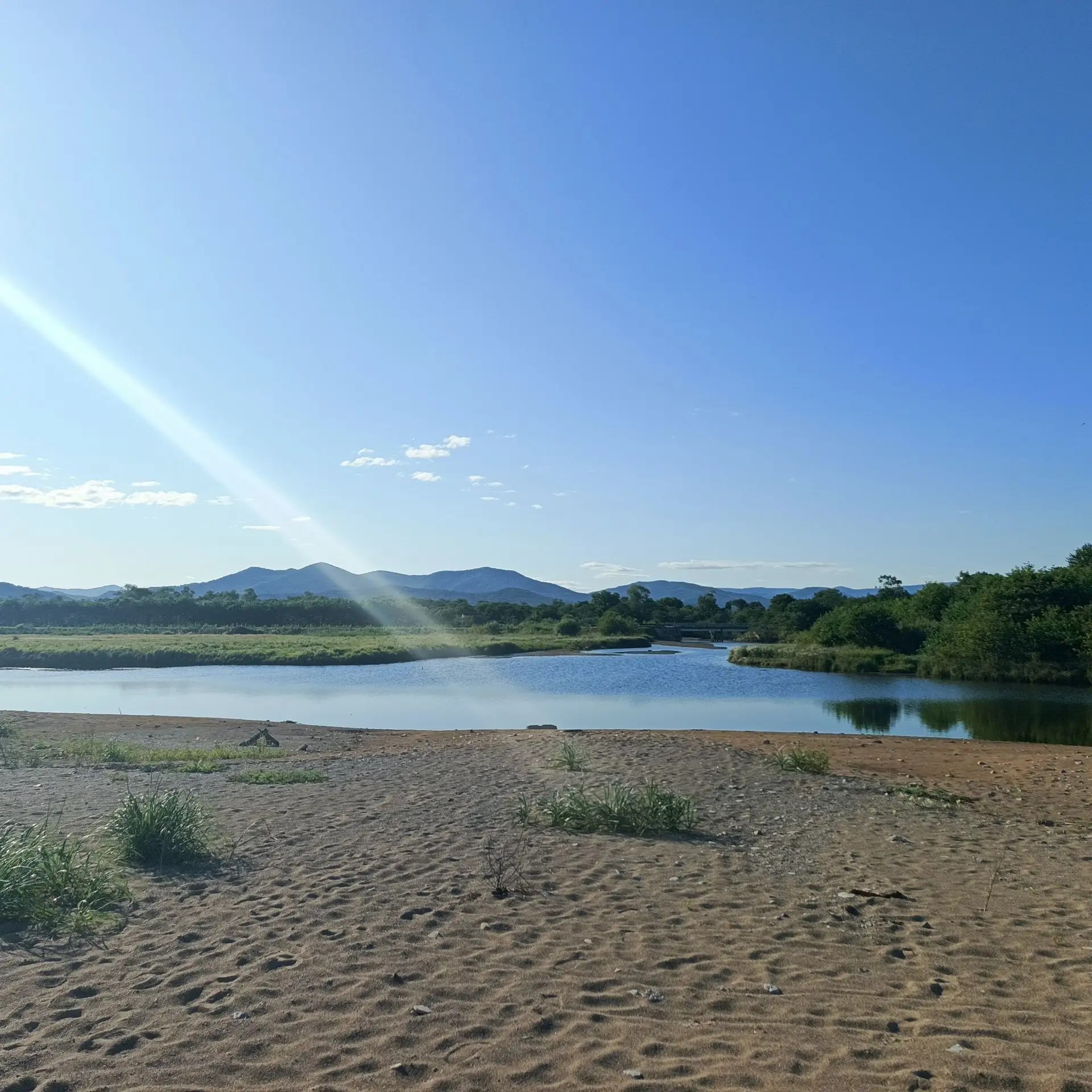 Река, впадающая в море. На этом пляже их две — одна с ледяной водой, другая с теплой