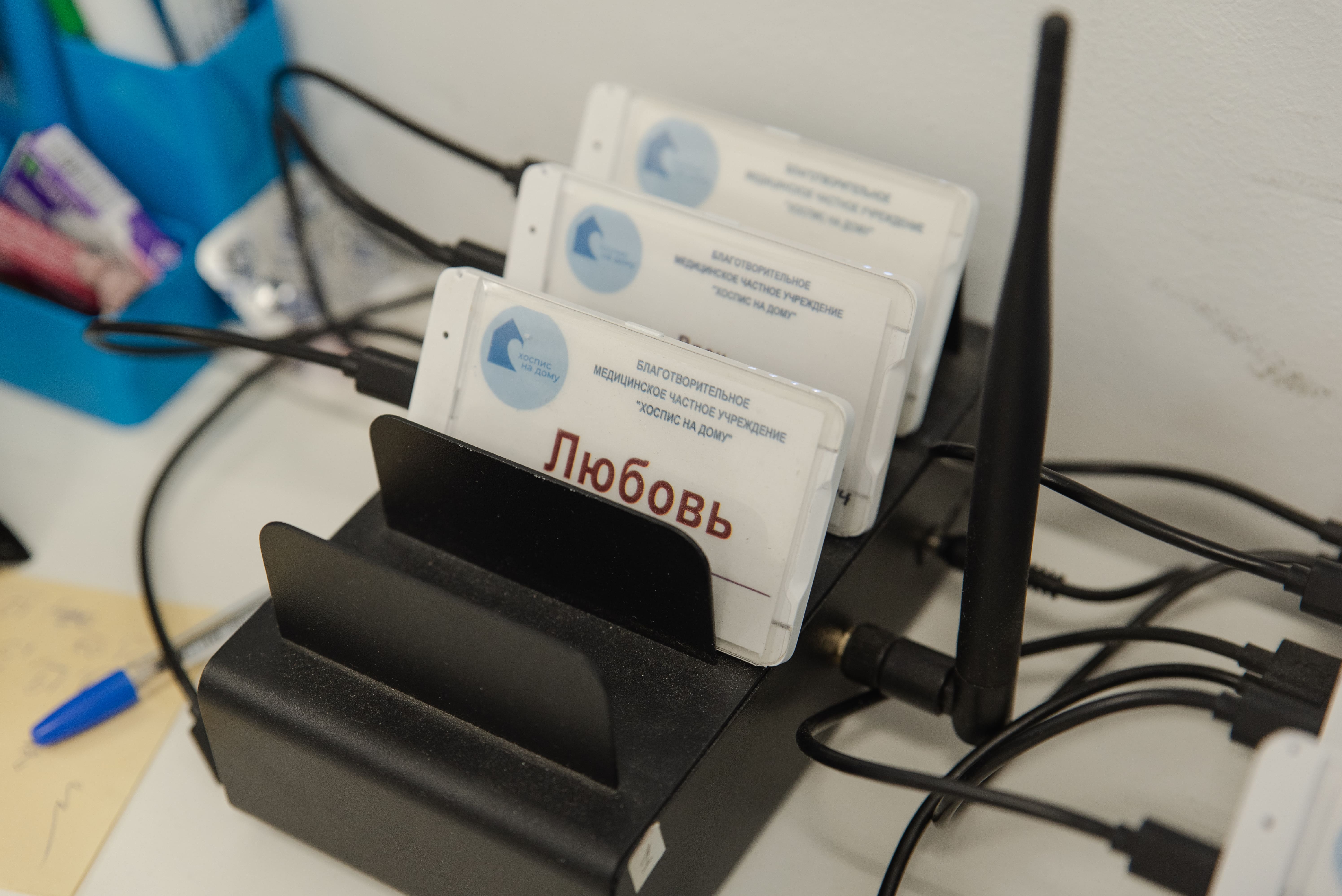 Бейджи с аудиозаписью визитов позволяют анализировать коммуникацию с семьёй, основывая на этом образовательные программы для сотрудников и улучшая качество помощи без дополнительного дискомфорта для семьи.