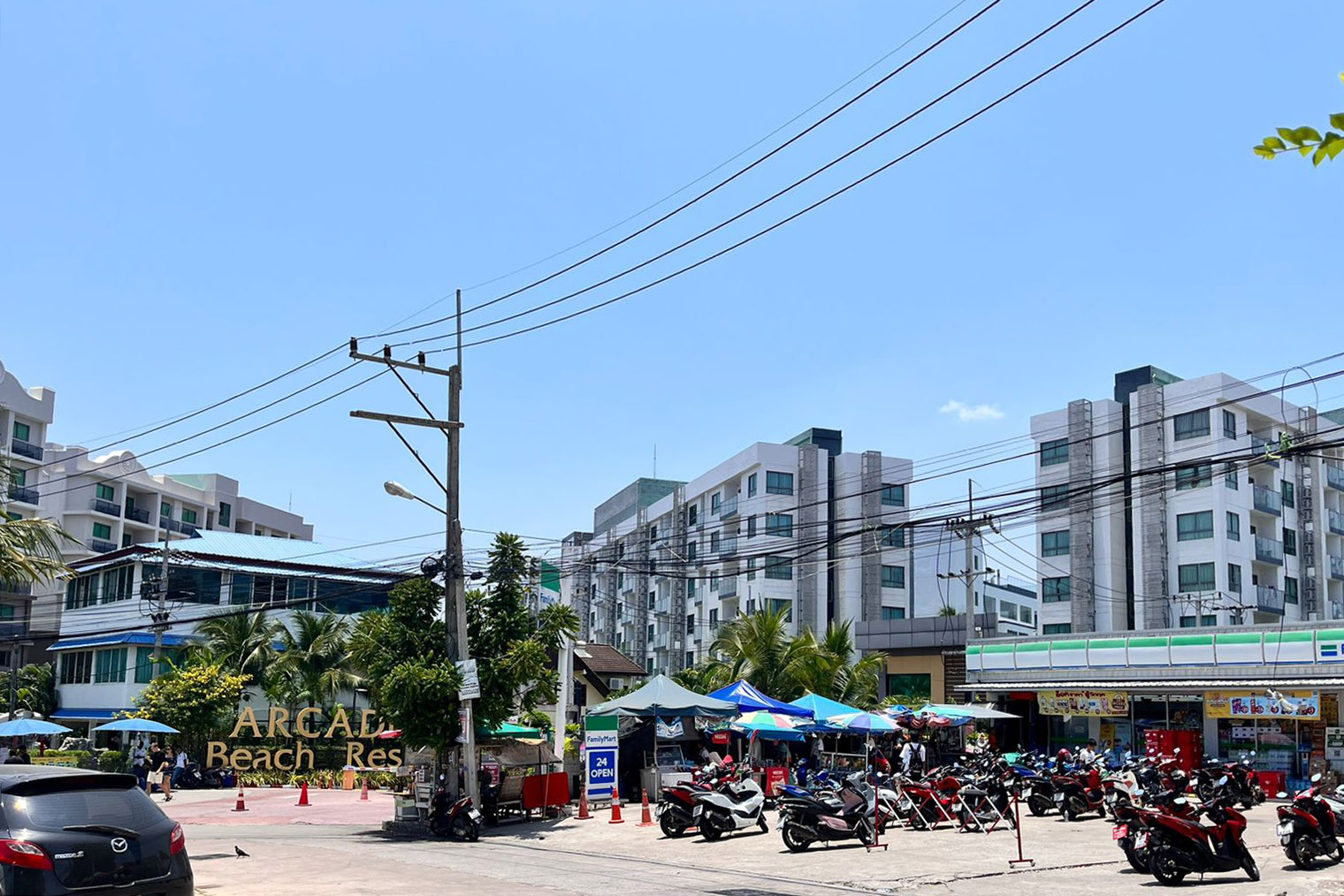 А это вид на кондо Arcadia в Паттайе: рядом магазин Family Mart — аналог 7-Eleven, — палатки с местной едой и фруктовыми смузи