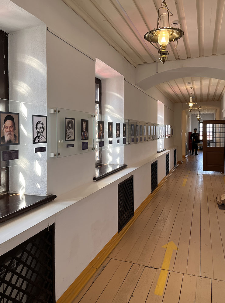 На втором этаже музея, в коридорах между экспозиционными залами, висят портреты известных узников, например писателя Владимира Короленко
