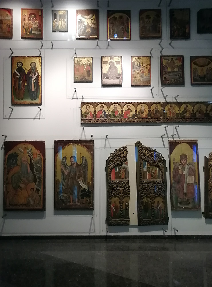 Иконы святых на втором этаже