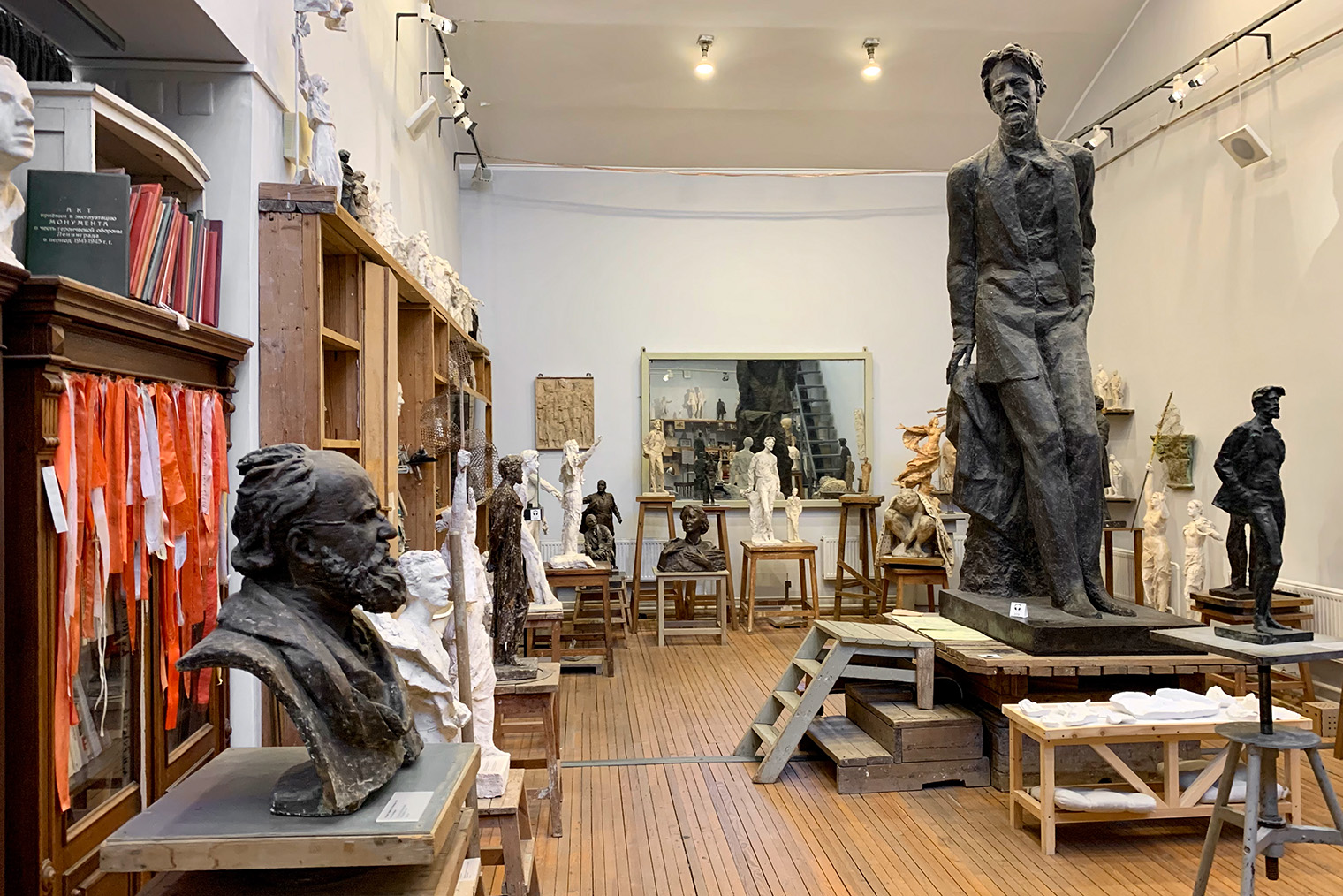 В музее Аникушина мне больше всего нравится небольшая мастерская, где скульптор разрабатывал идеи и изготавливал макеты будущих памятников