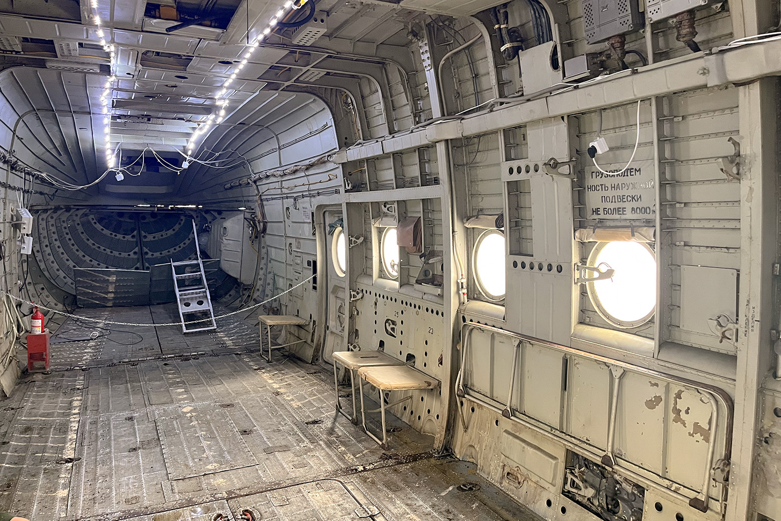 В Ми-26 при необходимости помещается больше 80 человек или крупные военные грузы