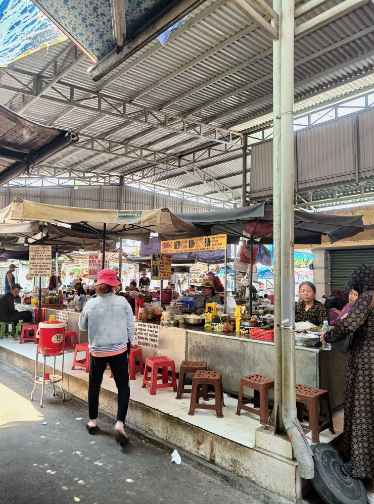 Еще вы можете поесть прямо на рынке — там часто готовят традиционные блюда