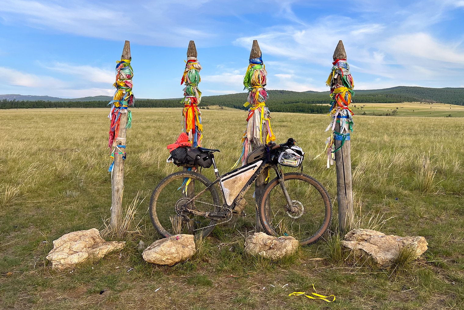 Слово «сэргэ» переводится с тюркского как «привязывать лошадь». Я поставила к ним своего карбонового коня