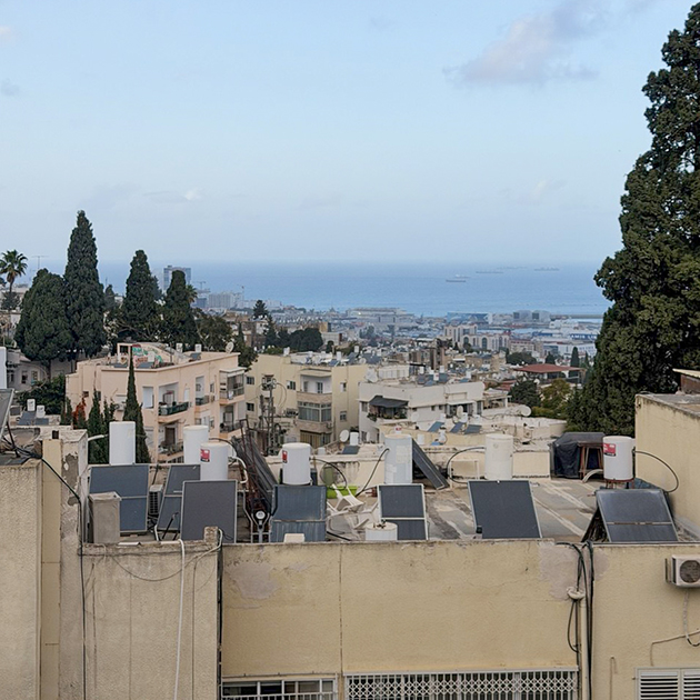 Фоткаю море в окошко — пруф для партнера, что пыльная буря, кажется, все