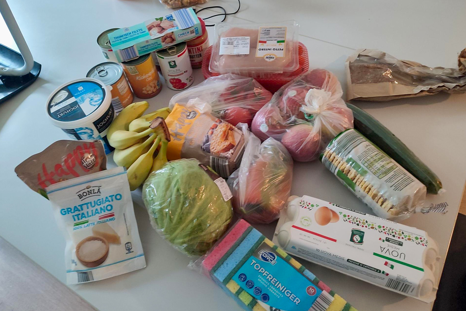 Этого набора продуктов хватает на неделю вдобавок к бакалее и консервам, которые уже есть. Также сегодня взяла губки для посуды