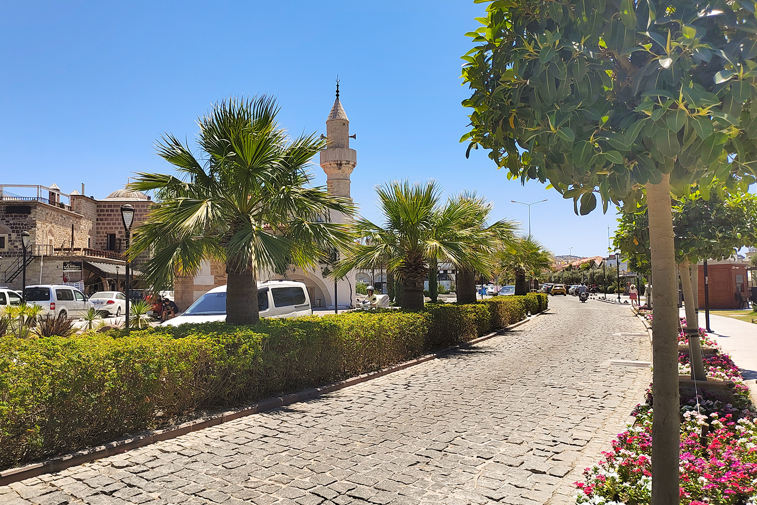 Прогулки по Чешме днем превращались для нас в перебежки между участками с тенью