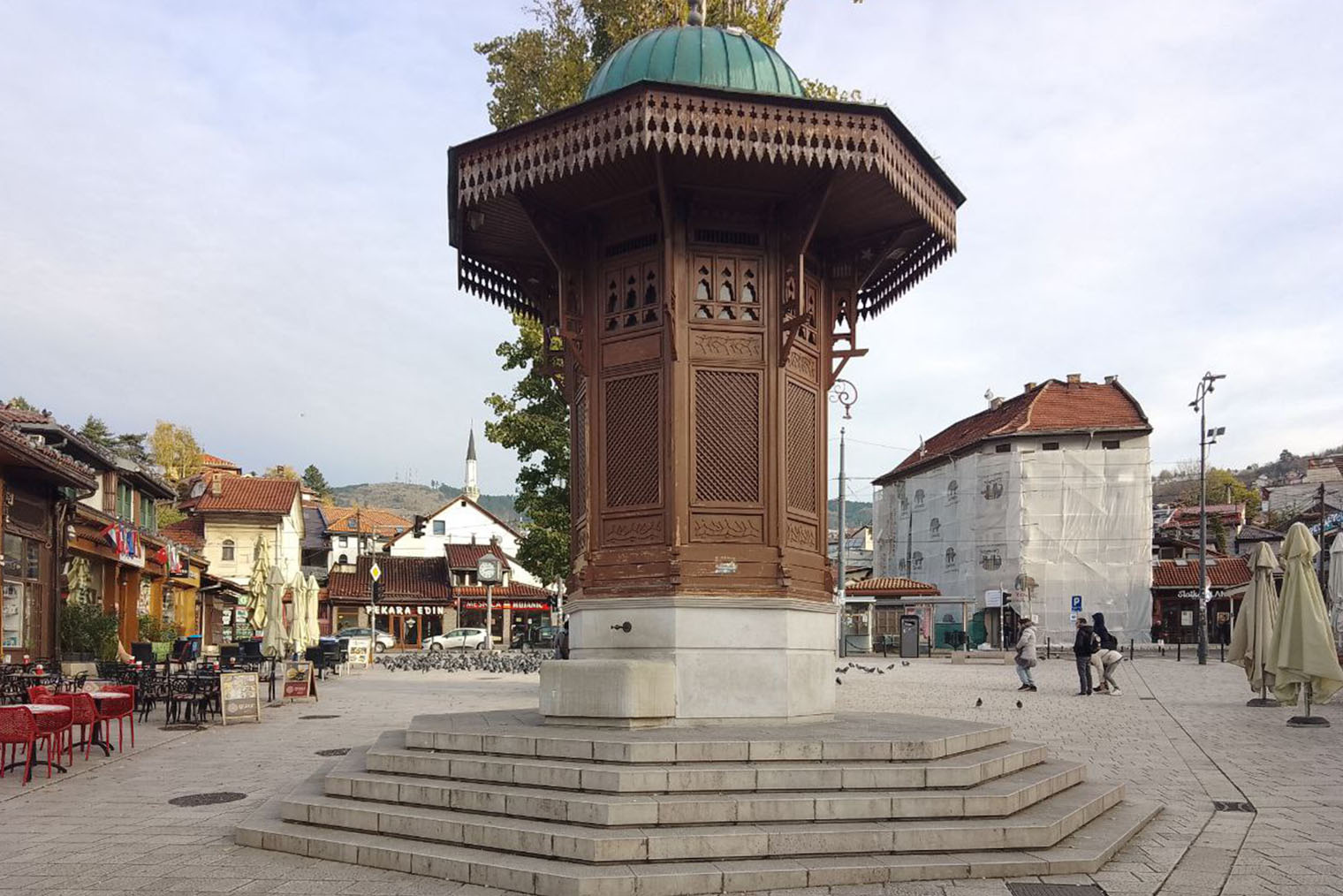 Себиль — деревянный фонтан в османском стиле — главная достопримечательность Сараева. Босния долгое время входила в состав Османской империи, там сильно чувствуется турецкое влияние