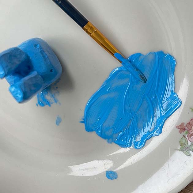 Начала раскрашивать деревянного кролика