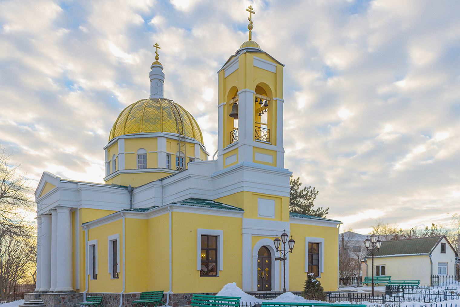В большие церковные праздники в храме собирается так много людей, что не все желающие помещаются. © Alexandr Demidenko / Wikimedia