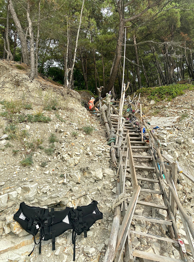 Такая лестница поможет спуститься со скал на пляж